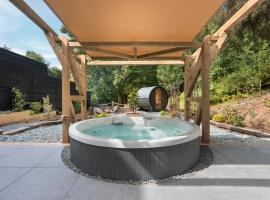 Aphrodites Group - Luxury Hot Tub Suites in Central Lake District!，位于鲍内斯温德米尔的酒店