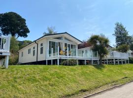 Palm lodge luxury holiday home，位于Lytchett Minster的酒店