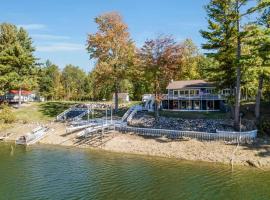 Lakefront Luxury with Private Beach, Sleeps 14，位于Gladwin的酒店