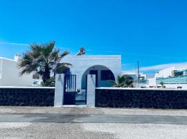 Blue Haven Villa 33- Peaceful Santorini Seahouse，位于莫诺利索斯的酒店