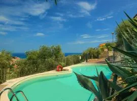 Casa con piscina, vista mare, patio privato, AC, posto auto e wi-fi