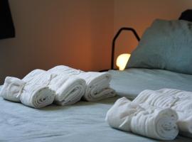 Cosy Apartment with Office & Parking in Cranfield，位于克兰菲尔德的酒店