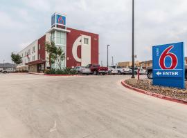 Motel 6-Laredo, TX - Airport，位于拉雷多羽蛇神国际机场 - NLD附近的酒店