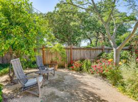 Romantic Casita with Garden and Deck 2 Miles to Plaza!，位于索诺玛Sonoma Golf Club附近的酒店