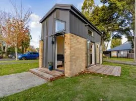 Beautiful tiny house near Hamilton Lake