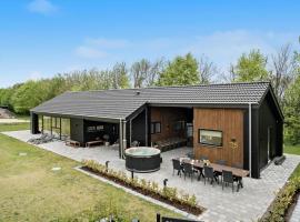 4 Bedroom Cozy Home In Hadsund，位于海松的酒店