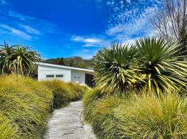 Sailor's Cottage- Stay Waiheke，位于黑潭的酒店