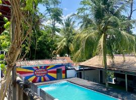 Sunrise Riverside Pool Hostel，位于琅勃拉邦的青旅