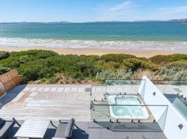 Award-winning beachfront luxury in Cremorne，位于Sandford的酒店