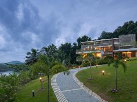 Premium 5 BR full pool villa by lake close to Vagamon，位于Muttam的酒店