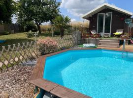 Tiny House avec piscine privative Écologique，位于Pleudihen-sur-Rance的小屋