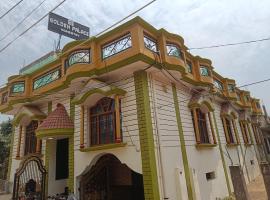 HOTEL GOLDEN PALACE By RAMAYAN INN FREE RAILWAY STATION PICKUP，位于Ayodhya的住宿加早餐旅馆