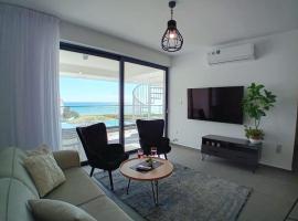 New Luxury Sea Front Apartment，位于皮尔瓦利亚的酒店