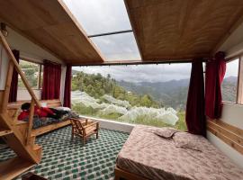 Stargazing Glass Lodge Himachal Pradesh Thachi，位于马恩迪的木屋