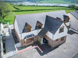 Highfield - 5 Bedroom Holiday Home - Pembroke Dock，位于彭布罗克码头的度假屋