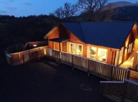 Hot tub lodge with stunning view，位于泰努尔特的带按摩浴缸的酒店