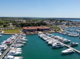 Boutique Hotel Nautica - SPA & wellness, Private Parking, Pet friendly，位于诺维格勒伊斯特拉的带按摩浴缸的酒店