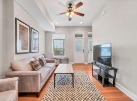 St Louis Tower Grove Two-Story Townhome Perfect for Groups Side B，位于塔格罗夫的乡村别墅