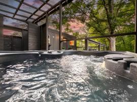 Couples Retreat: King Bed:Hot tub:Firepit & More，位于蓝岭的乡村别墅
