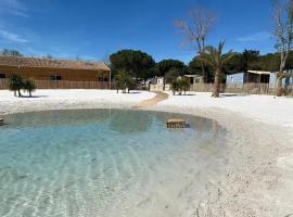 Bungalow de 3 chambres a Vendres a 500 m de la plage avec piscine partagee jardin amenage et wifi，位于旺德雷的度假屋