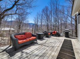 Jeffersonville Home with Deck Near Hiking and Climbing，位于杰弗逊维尔的酒店