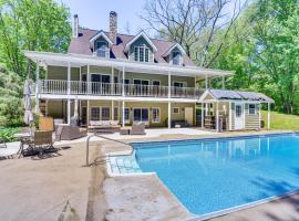 Huge Family Home with Pool - 13 Mi to Lake Michigan!，位于拉波特的酒店