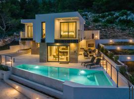 Luxury Villa Luce, direkt am Strand，位于Potomje的酒店