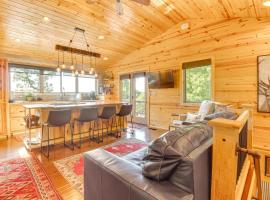 Mountain Home Cabin Rental with Fire Pit!，位于芒廷霍姆的酒店