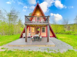 Charming Hunter A-Frame Walk to Ski Lift!，位于Lanesville的乡村别墅