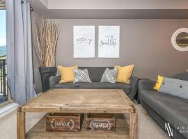 Contemporary, Cozy, Pool, Hot Tub, Lake Front，位于因弗米尔的酒店