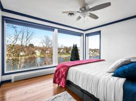 Waterfront 5 Bedroom Near BWI Annapolis Baltimore，位于格伦伯尼的带按摩浴缸的酒店