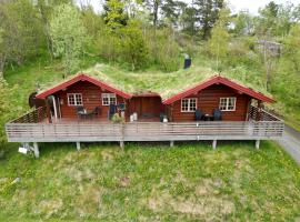 Traditional Norwegian log cabin with sauna by the sea，位于Tornes的别墅