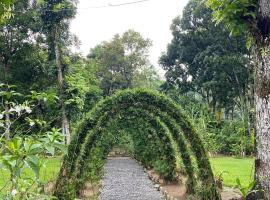 Wisma Batu Mandi and offers jungle tours，位于武吉拉旺的酒店