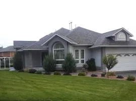 Comfy KING Bed, Large private Basement Suite, Smart TV in Penticton- city of PEACHES AND BEACHES