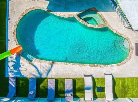 Ocean Club -Great Pool & Jacuzzi 5 Beds by The Beach，位于德尔雷比奇的带按摩浴缸的酒店