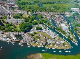 Peaceful Riverside Lodge Free Parking
