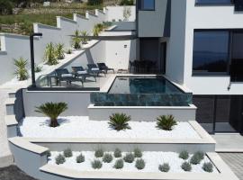 Spectacular villa X with heated pool overlooking Split and sea，位于珀德垂那的酒店