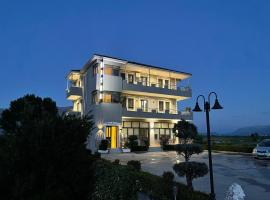 Hotel Selfo，位于吉诺卡斯特的带按摩浴缸的酒店