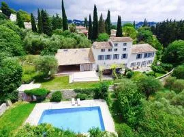 Olive tree garden villa with heated swimming pool and jacuzzi