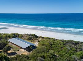 Rustic by the sea ~ a timeless holiday retreat!，位于Douglas River的酒店