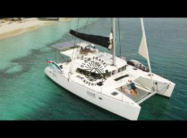 Luxury sailing Catamaran in San Blas with shared rooms，位于Niagalubir的船屋