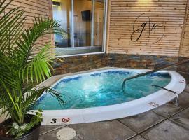 Cozy Villa 3 mins to Mohegan- Fully Stocked with King Bed & Fireplace- Jacuzzi, Saltwater Pools, Sauna，位于诺维奇的酒店