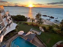Coral Cove Apartments - Absolute Beachfront Resort Bowen，位于鲍恩的带按摩浴缸的酒店