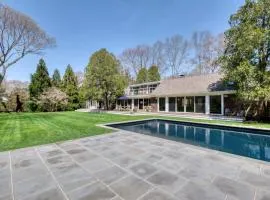 Spacious 5-BR 4-Bath Pool in East Hamptons