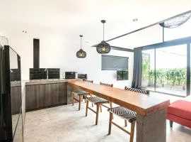 Modern Spacious Loft 200m from the beach Canggu