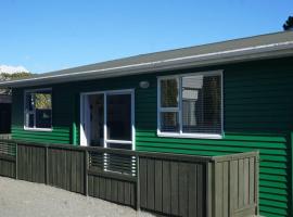 The Green Guesthouse - semi rural family unit LOWER HUTT，位于下哈特的旅馆