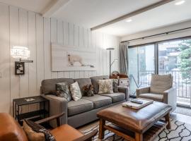 Fully Renovated! St Anton #17 Ski in Ski Out 1 Bedroom 1 Bathroom Condo! Sleeps up to 4!，位于马姆莫斯湖的酒店