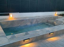 Acogedora casa en Madrid con piscina privada, jacuzzy y garaje，位于马德里的度假屋