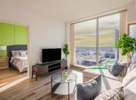 Fabulous Accommodation and Hollywood Views for 4