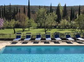 Maison de 2 chambres avec piscine partagee jardin clos et wifi a Valaurie.，位于瓦劳里埃的酒店